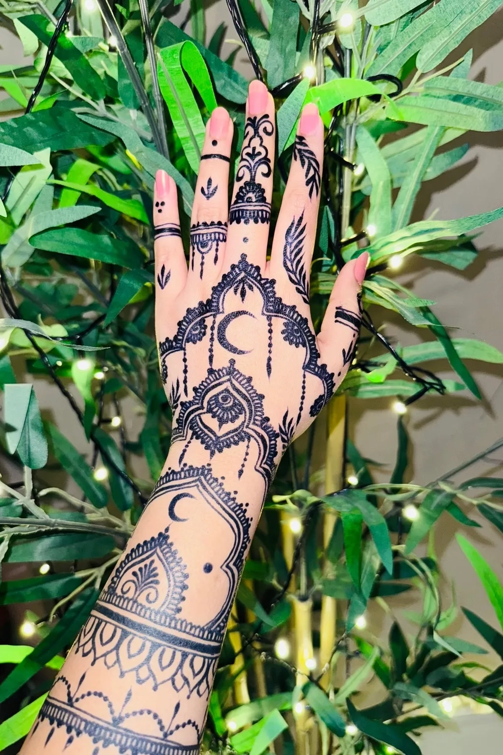 An Expert s Guide To The 10 Best Henna Designs And How To Apply 